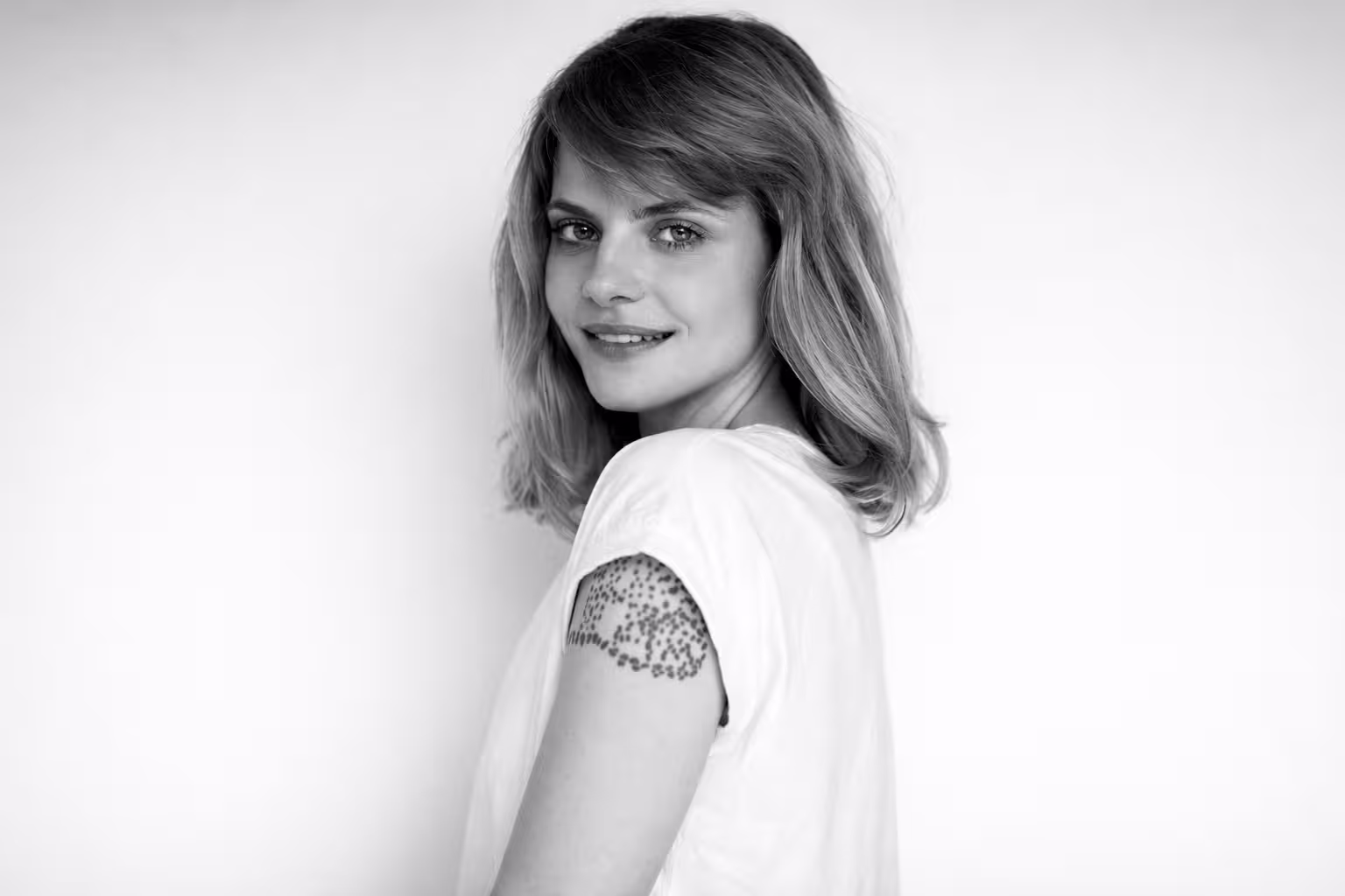 Vállig érő szőke női hajvágás budapesti prémium fodrászatban