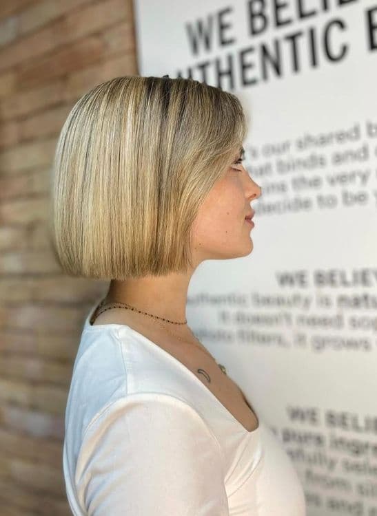 Rövid női frizura oldalnézetből a Lazar's szépségszalonban